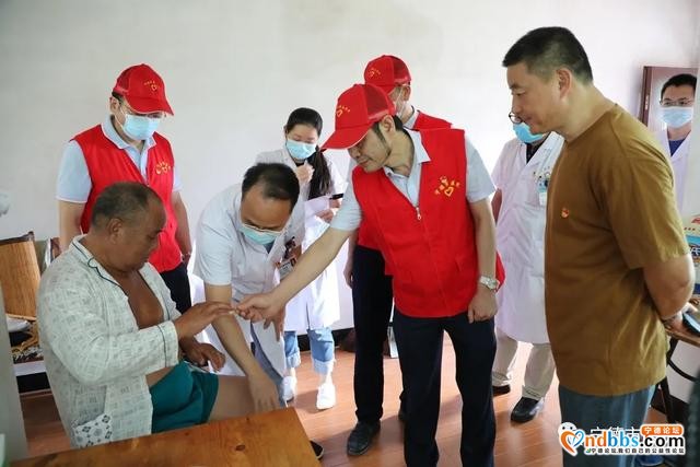 宁德师范学院附属宁德市医院党委与飞鸾镇岚口村委党支部联合开展健康扶贫助力乡村振兴党建共建四下基层活动-15.jpg