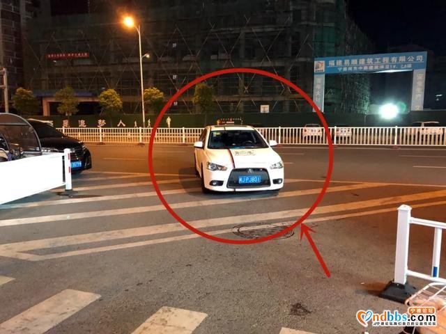 创城 | 不文明行为曝光！FM93.3听友：学生未戴头盔骑电动车挤机动车道、闽JPJ801违规停放超市入口处-3.jpg