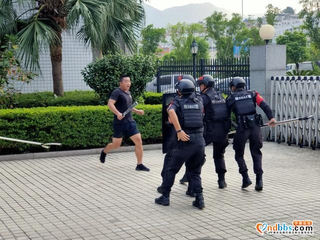东侨巡特警联合宁德市联通公司开展反恐应急处置演练-7.jpg