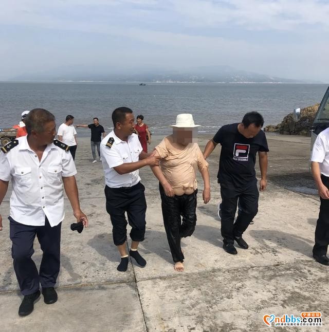 「嵛山」点赞！党员群众合力救起落水老人-2.jpg