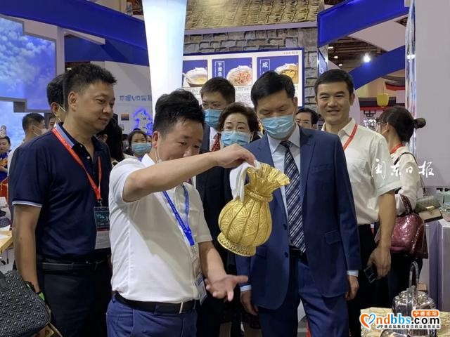 第十六届海峡旅游博览会今日开幕！宁德馆吸引游客驻足观看-7.jpg