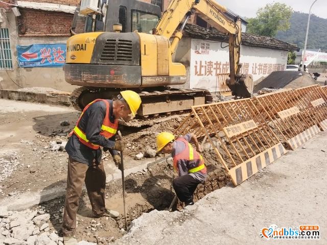 现场一片繁忙！金涵：全力推进雨污分流项目进度-2.jpg