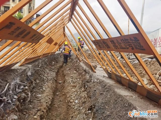 现场一片繁忙！金涵：全力推进雨污分流项目进度-4.jpg