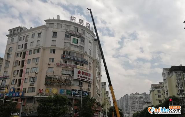 「创城进行时」东侨：长兴城与东湖路交叉口32面违规广告牌，拆了-1.jpg