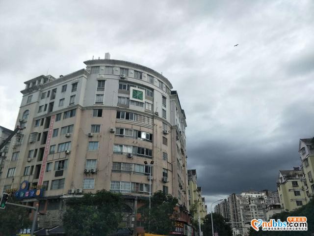 「创城进行时」东侨：长兴城与东湖路交叉口32面违规广告牌，拆了-2.jpg