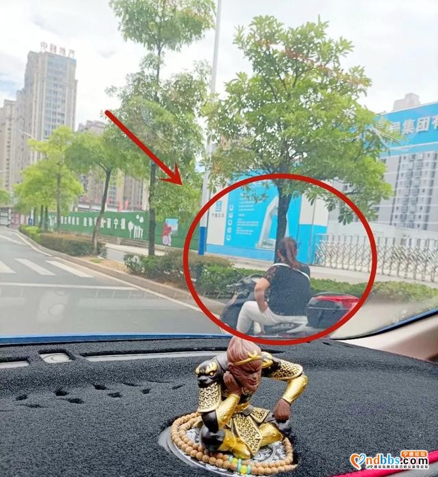 宁德：创城 | 不文明行为曝光！FM93.3听友：闽JD05896出租车在红绿灯路口载客-2.jpg