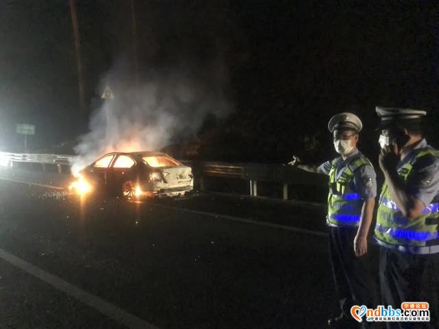 宁德一小车高速上突然起火，高速交警、消防火速出动-2.jpg