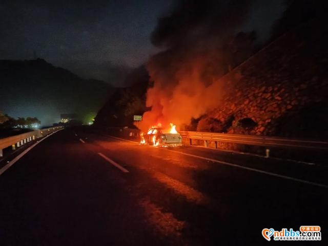 宁德一小车高速上突然起火，高速交警、消防火速出动-1.jpg