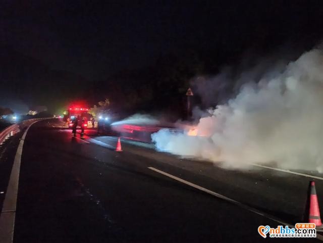 宁德一小车高速上突然起火，高速交警、消防火速出动-3.jpg