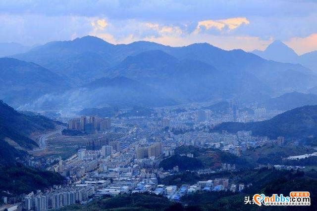 福建宁德市有一个县，拥有2条高速和2条铁路，县城建在湖泊边-6.jpg