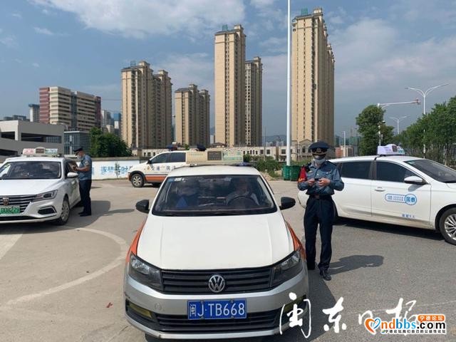 助力“创城”东侨专项整治动车站区域出租车-4.jpg