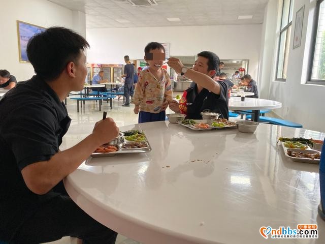 东侨：三名萌娃走失，巡特警暖心陪伴助其回家-1.jpg