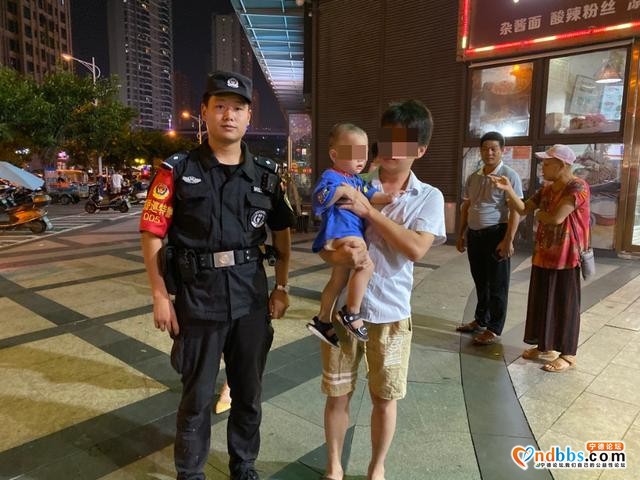 东侨：三名萌娃走失，巡特警暖心陪伴助其回家-4.jpg