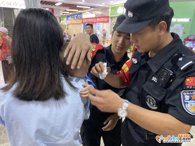 东侨：三名萌娃走失，巡特警暖心陪伴助其回家-3.jpg