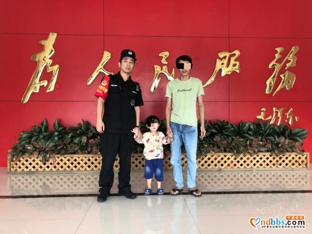 东侨：三名萌娃走失，巡特警暖心陪伴助其回家-2.jpg