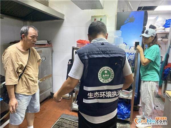 东侨生态环境分局整治餐饮油污，助力文明创城-2.jpg