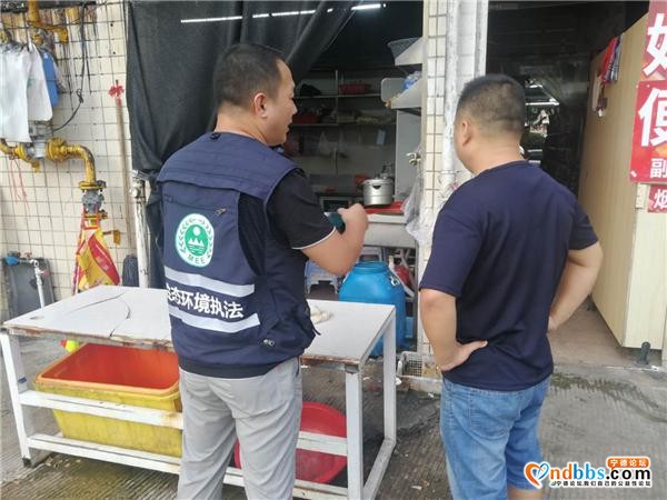 东侨生态环境分局整治餐饮油污，助力文明创城-1.jpg