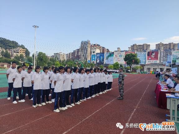 英姿飒爽 青春无悔——东侨中学举行2020级初一新生军训会操-5.jpg