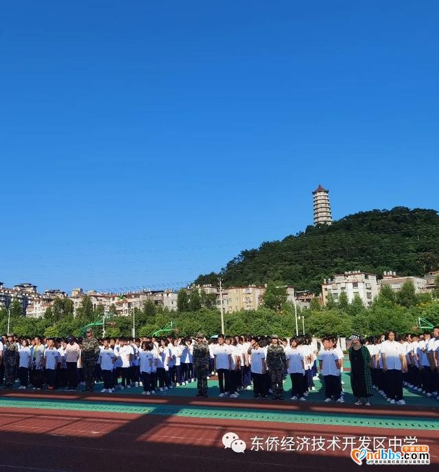 英姿飒爽 青春无悔——东侨中学举行2020级初一新生军训会操-1.jpg