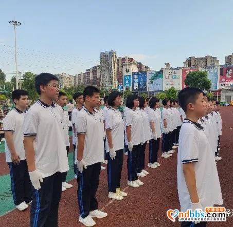 英姿飒爽 青春无悔——东侨中学举行2020级初一新生军训会操-7.jpg