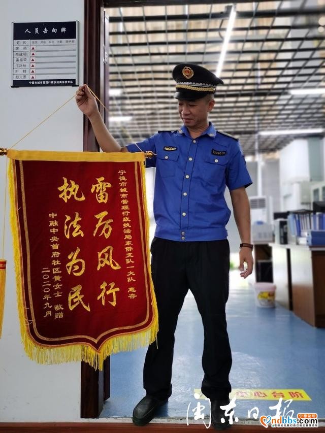 东侨：扰民的7米灯箱广告，终于拆了-1.jpg