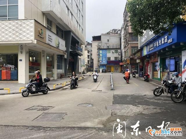 宁德新闻红榜｜市区小场路口整改 加装分隔栏及挡轮杆-1.jpg