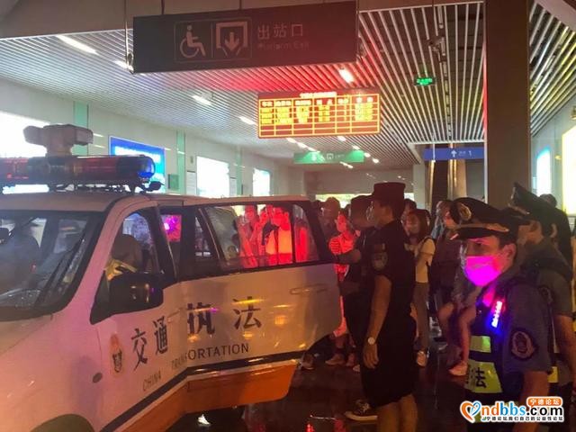 东侨巡特警反恐大队滂沱大雨中救助多名群众-1.jpg