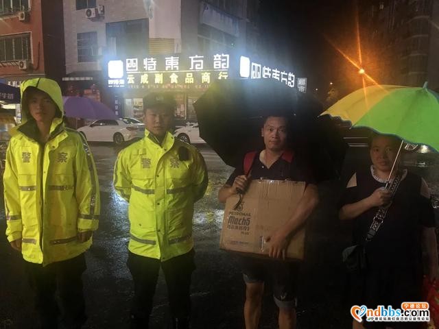东侨巡特警反恐大队滂沱大雨中救助多名群众-2.jpg