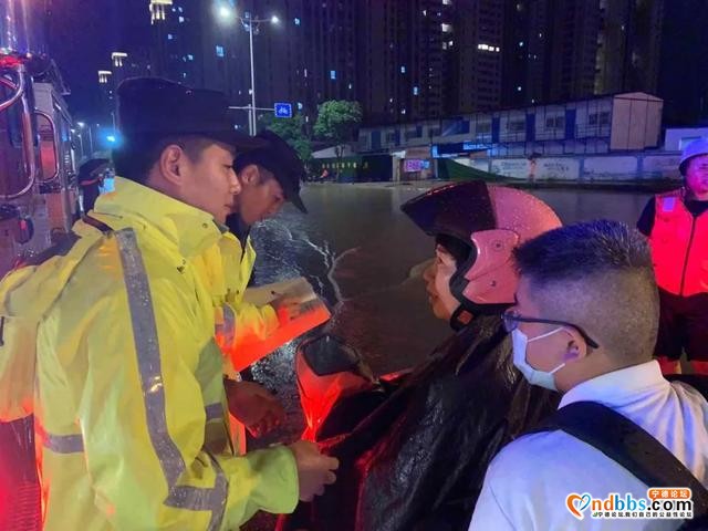 东侨巡特警反恐大队滂沱大雨中救助多名群众-4.jpg