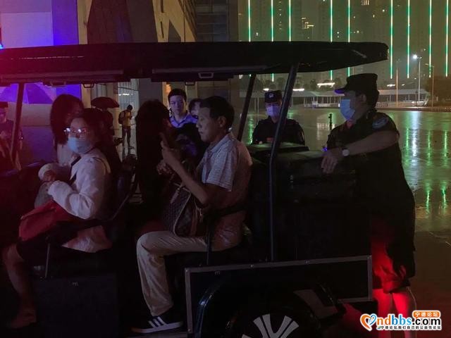 东侨巡特警反恐大队滂沱大雨中救助多名群众-5.jpg