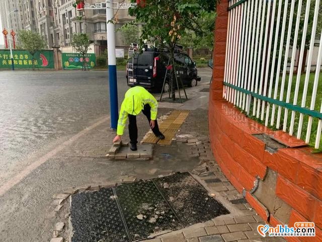 东侨巡特警反恐大队滂沱大雨中救助多名群众-3.jpg