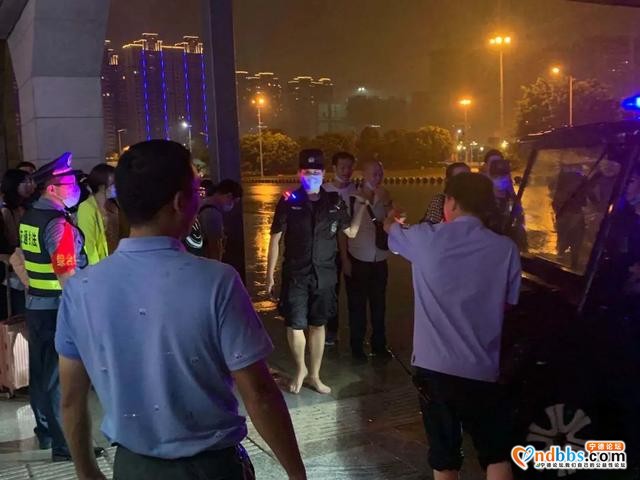 东侨巡特警反恐大队滂沱大雨中救助多名群众-6.jpg