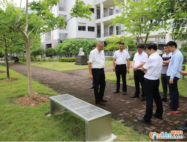 青拓集团向宁德师范学院捐赠一批不锈钢休闲座椅-2.jpg