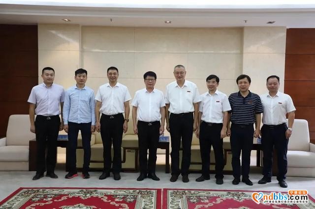 青拓集团向宁德师范学院捐赠一批不锈钢休闲座椅-3.jpg