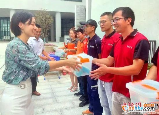 宁德市关爱快递（外卖）小哥“小蜜蜂”青年驿站揭牌-3.jpg