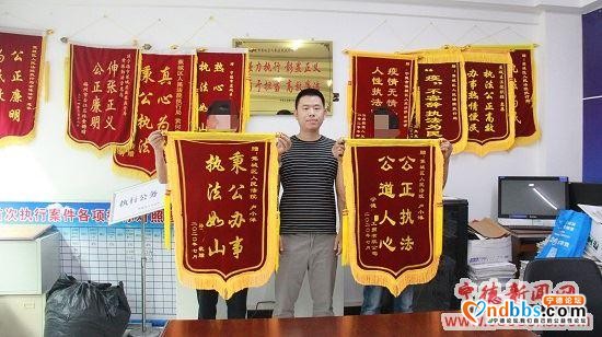 蕉城法院执行法官倾力执行 申请执行人送锦旗感谢-1.jpg