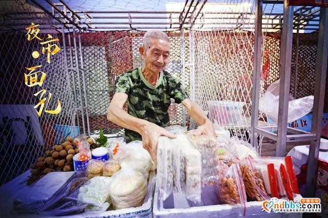 面孔丨七旬老人崔梦雄打卡“夜市”，开启晚年新生活-1.jpg