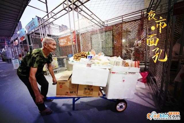 面孔丨七旬老人崔梦雄打卡“夜市”，开启晚年新生活-4.jpg