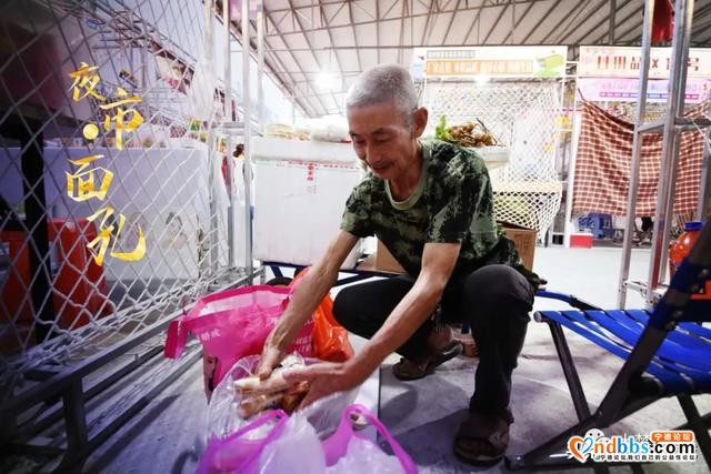 面孔丨七旬老人崔梦雄打卡“夜市”，开启晚年新生活-3.jpg