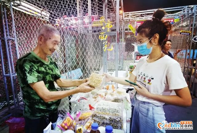 面孔丨七旬老人崔梦雄打卡“夜市”，开启晚年新生活-6.jpg
