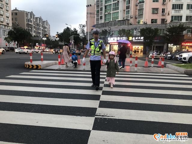 宁德：好暖！大手牵小手文明过马路-1.jpg
