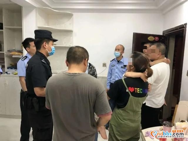 大门反锁，男童6楼窗台前哭闹不止，民警紧急破门施救-1.jpg