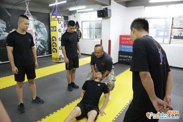 “鼎”级格斗、最“硬”技术！福鼎特警升级中-5.jpg