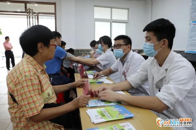 党建引领｜健康义诊、结对帮扶、防疫指导......我院党委健康扶贫日的这些举措温暖了基层群众的心-4.jpg