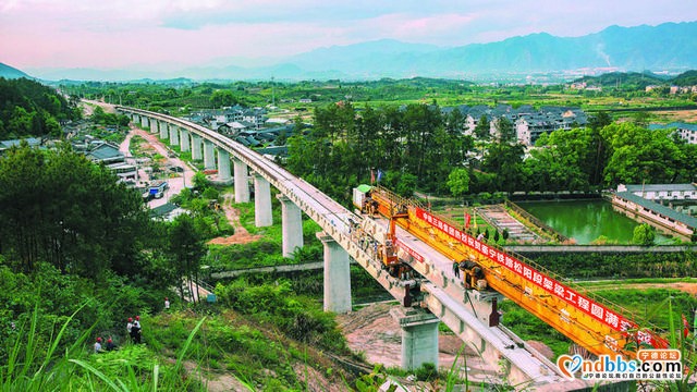谱写山区铁路新史诗-1.jpg