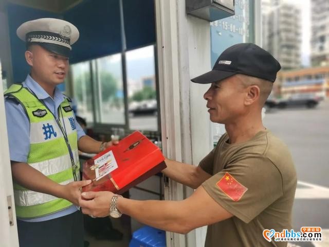 秋天的第一杯奶茶……宁德交警被群众“表白”-12.jpg
