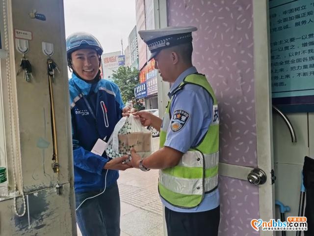 秋天的第一杯奶茶……宁德交警被群众“表白”-6.jpg