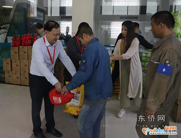 “宁德有温情 工会送温暖”市总工会开展农民丰收节慰问农民工活动-2.jpg