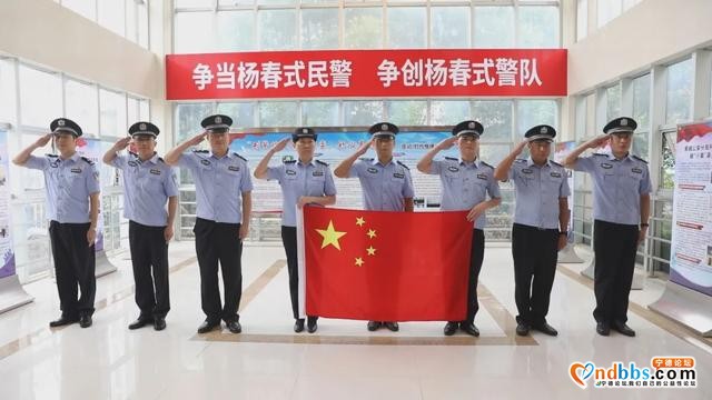 国庆·中秋我在岗丨“公安蓝”守护“国旗红”-2.jpg