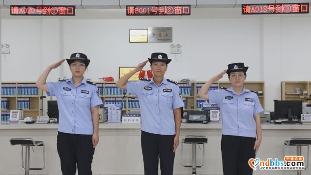 国庆·中秋我在岗丨“公安蓝”守护“国旗红”-9.jpg